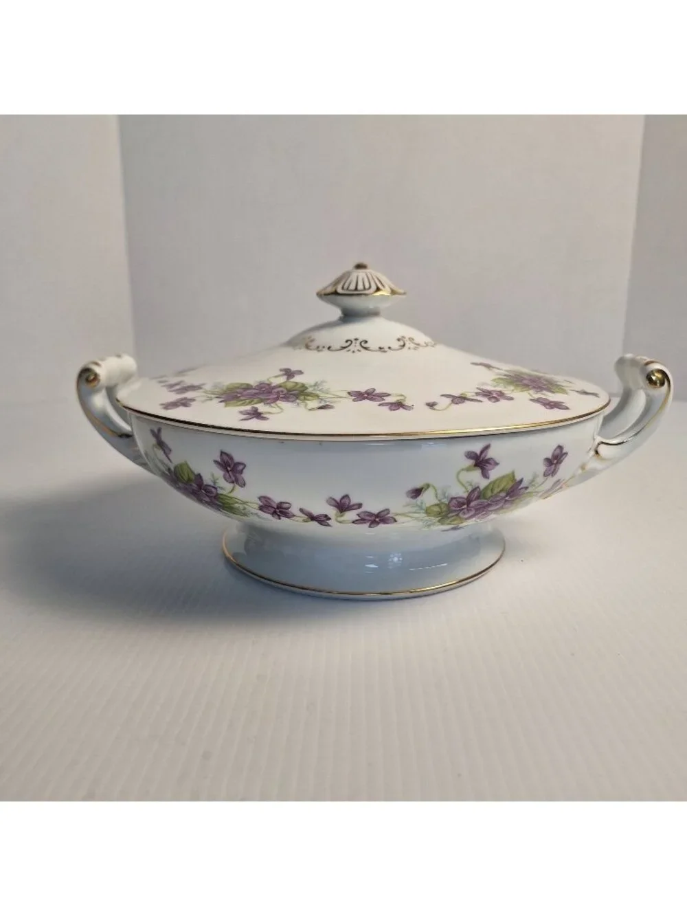 VTG WENTWORTH CHINA JAPAN PURPLE FLORAL GOLD TRIM LIDDED VEGETABLE BOWL VIOLA